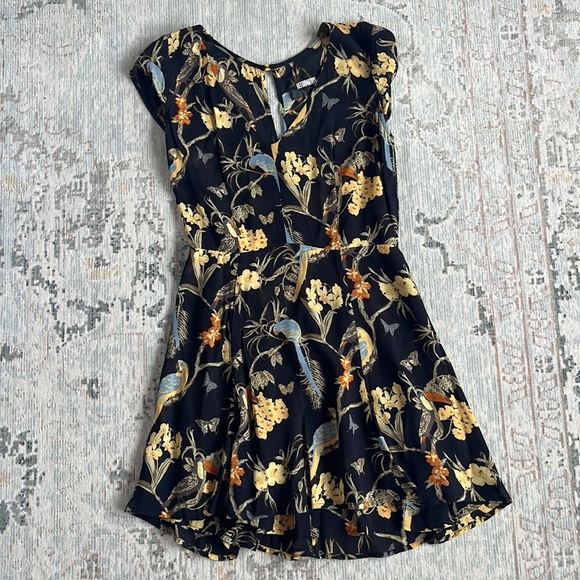 Reformation Dresses & Skirts - Reformation Floaty Viscose Minidress Sz 8 V neck with Lining and Keyhole Back